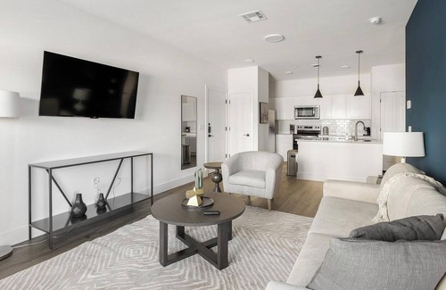 Venus Apartment | Landing | Stunning 1BD, Pool, Clubhouse