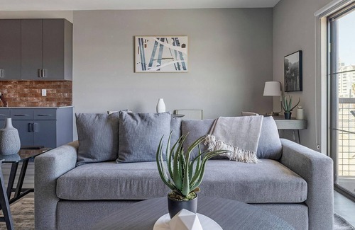 Warehouse District Apartment | Landing | Stunning 1BD, Rooftop Lounge, Game Room
