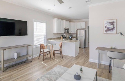 Huntsville Apartment | Landing | Stunning 1BD, Courtyard, Gym