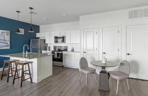 Venus Apartment | Landing | Stunning 2BD, Gym, Clubhouse
