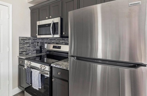 Richmond Apartment | Landing | Stunning 2BD, Pool, Clubhouse