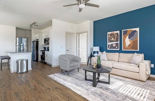Waller Apartment | Landing | Stunning 3BD, Gym, Pool