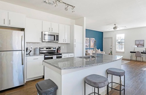Waller Apartment | Landing | Stunning 3BD, Gym, Pool