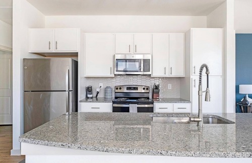 Waller Apartment | Landing | Stunning 3BD, Gym, Pool