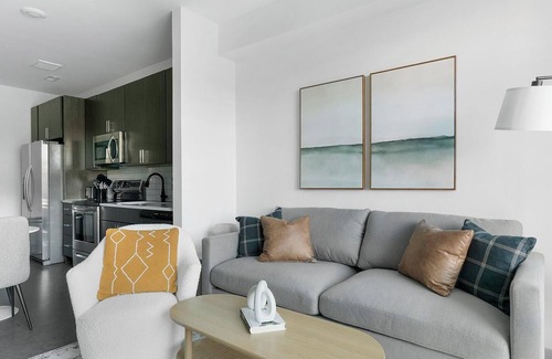 Richmond Apartment | Landing | Stunning Studio, Gym, Pool