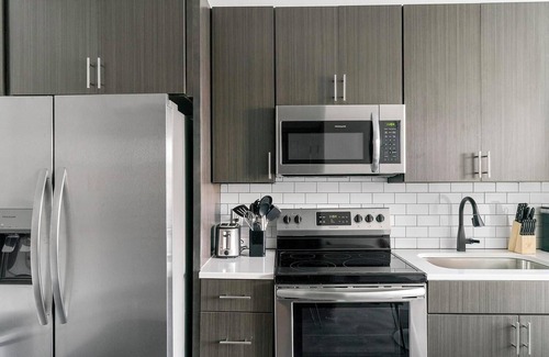 Richmond Apartment | Landing | Stunning Studio, Gym, Pool