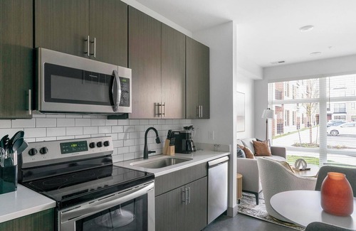 Richmond Apartment | Landing | Stunning Studio, Gym, Pool