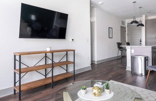Houston Apartment | Landing | Stylish 1BD, Courtyard, Gym