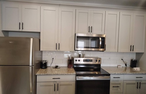 Newberry Apartment | Landing | Stylish 1BD, Pool, Gym