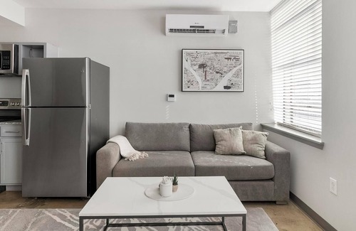 Central City Apartment | Landing | Stylish 1BD, Gym