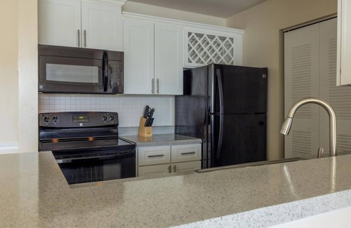 Trailer Estates Apartment | Landing | Stylish 2BD, Yoga Studio, Pool