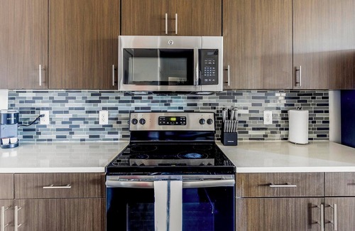 Vickery Meadow Apartment | Landing | Stylish 2BD, Gym, Pool