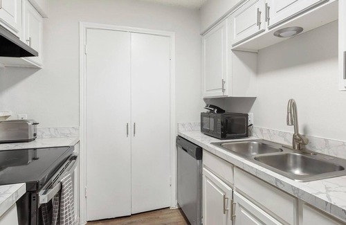 Denton Apartment | Landing | Stylish 2BD, Gym, Pool