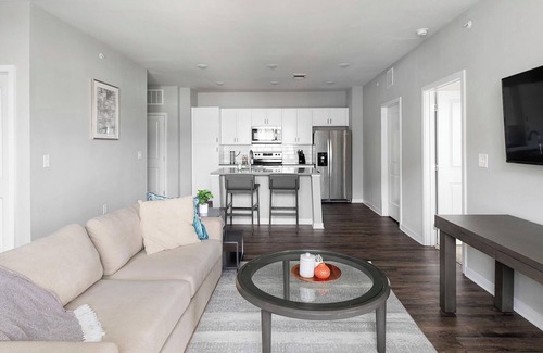 Madison Apartment | Landing | Stylish 2BD, Gym, Pool