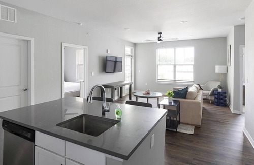 Madison Apartment | Landing | Stylish 2BD, Gym, Pool