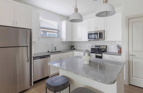 Tarrant County Apartment | Landing | Stylish 2BD, Gym, Pool