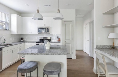 Tarrant County Apartment | Landing | Stylish 2BD, Gym, Pool
