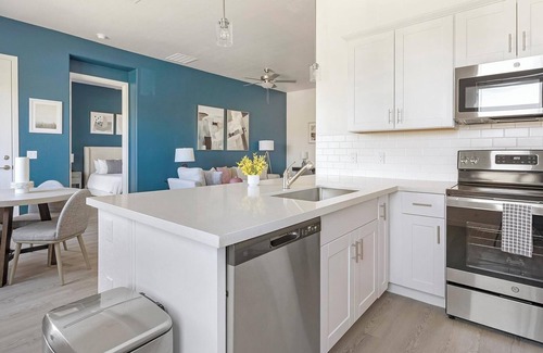 Oro Valley Apartment | Landing | Stylish 2BD, Pool