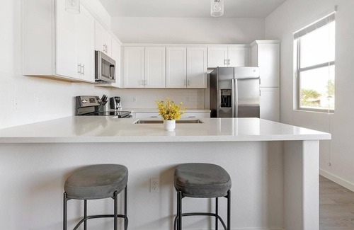 Oro Valley Apartment | Landing | Stylish 2BD, Pool