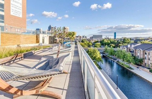 Downtown Indianapolis Apartment | Landing | Stylish Studio, Pool