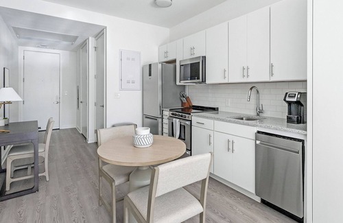 Five Points South Apartment | Landing | Stylish Studio, Pool, Gym