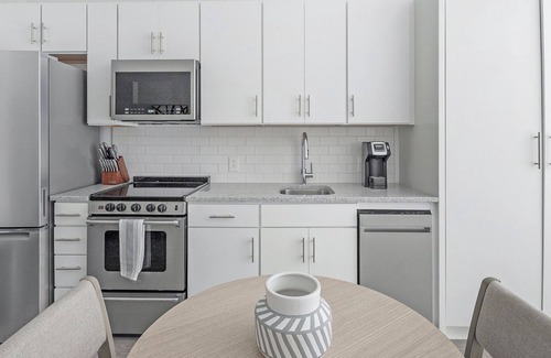 Five Points South Apartment | Landing | Stylish Studio, Pool, Gym