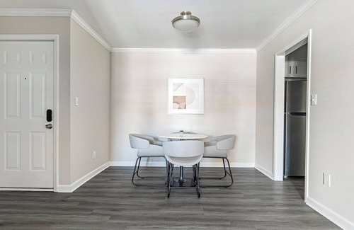 Homewood Apartment | Landing | Stylish 2BD, Gym, Pool