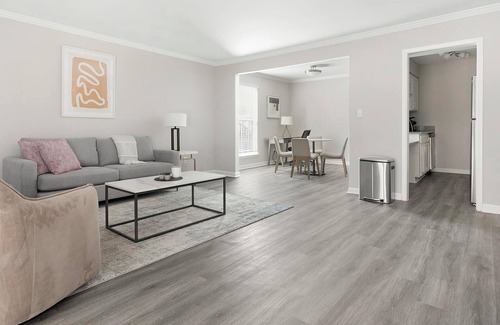 Homewood Apartment | Landing | Stylish 1BD, Gym, Pool