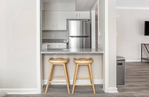 Homewood Apartment | Landing | Stylish 1BD, Gym, Pool