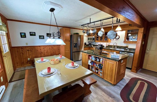 Snowshoe House | Lands End 4 BR Condo: 5 mins walk to the Village