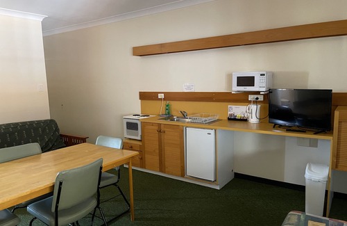Barcaldine Hotel | Landsborough Lodge Motel