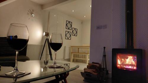 Hepworth House | Lane End Cottage Holmfirth - Panoramic Views, Modernised with offroad parking