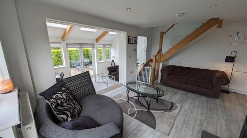 Hepworth House | Lane End Cottage Holmfirth - Panoramic Views, Modernised with offroad parking