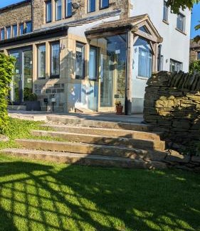 Hepworth House | Lane End Cottage Holmfirth - Panoramic Views, Modernised with offroad parking