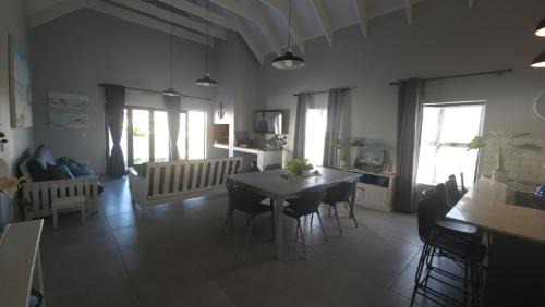 Port Owen Villa | Langpouse Riverside Retreat