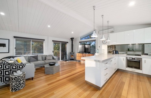 Mansfield House | Lani - 5 bedroom home located on the banks of Lake Eildon.