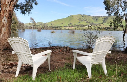 Mansfield House | Lani - 5 bedroom home located on the banks of Lake Eildon.