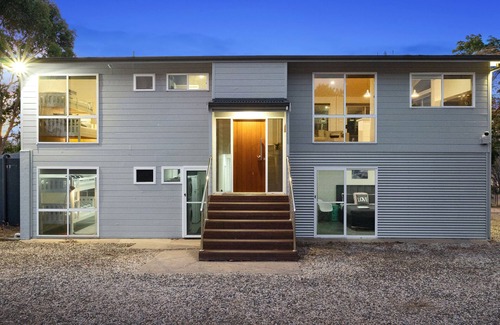 Mansfield House | Lani - 5 bedroom home located on the banks of Lake Eildon.