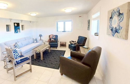 Moorefield Cabin | LanMark Farm Spacious Country Get-Away Ground Floor Suite