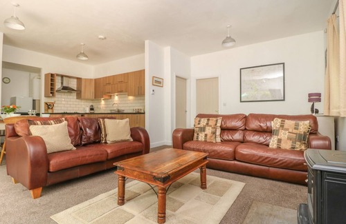 Market Rasen Cottage | LANSDOWNE LODGE, pet friendly, with hot tub in Market Rasen
