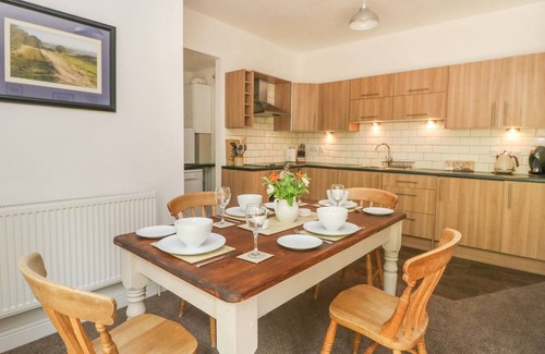 Market Rasen Cottage | LANSDOWNE LODGE, pet friendly, with hot tub in Market Rasen