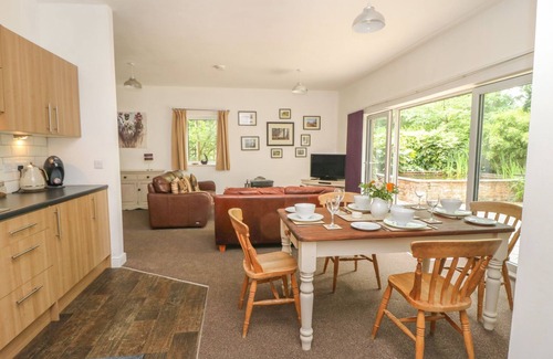 Market Rasen Cottage | LANSDOWNE LODGE, pet friendly, with hot tub in Market Rasen