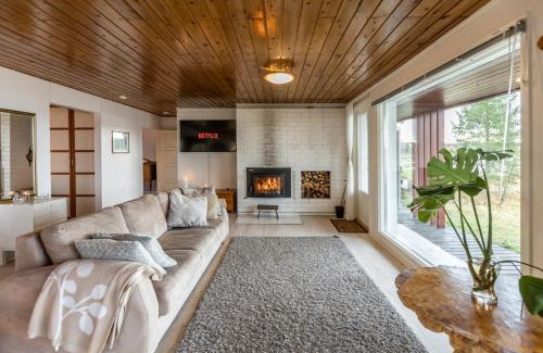 Rovaniemi Apartment | Lapland Sunrise Cottage with lakefront Sauna