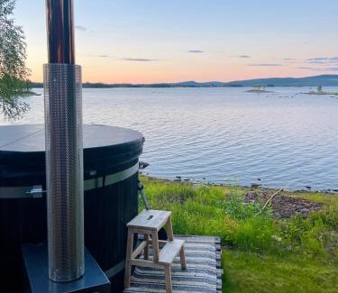 Mellanstrom Ski Chalet | Laplandliv cabin on the lake with hottub