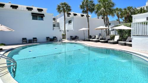 Longboat Key Apartment | LaPlaya 108B Dream views of the Gulf from your private balcony or screened lanai just steps from the beach
