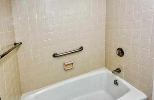 Longboat Key Apartment | LaPlaya 109A Enjoy the balmy Gulf breezes in this corner end unit right on the beach