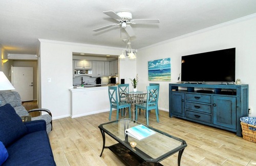 Longboat Key Condo | LaPlaya 109A-Enjoy the balmy breezes in this corner end unit right on the beach.