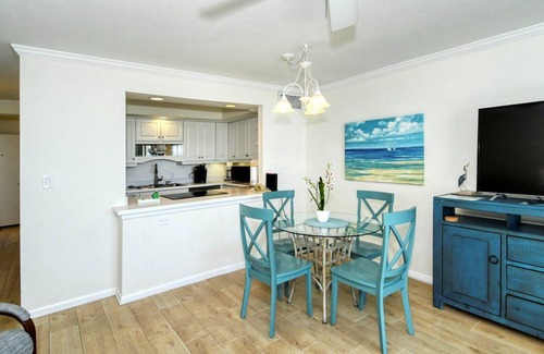 Longboat Key Condo | LaPlaya 109A-Enjoy the balmy breezes in this corner end unit right on the beach.