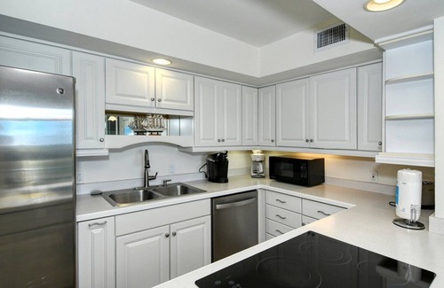 Longboat Key Condo | LaPlaya 109A-Enjoy the balmy breezes in this corner end unit right on the beach.