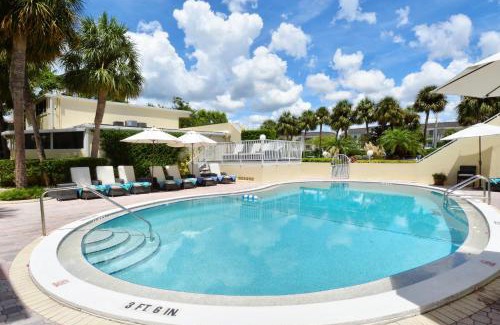 Longboat Key Apartment | LaPlaya 205D Spectacular sunsets and sunbathing from your private Gulf front lanai or sundeck